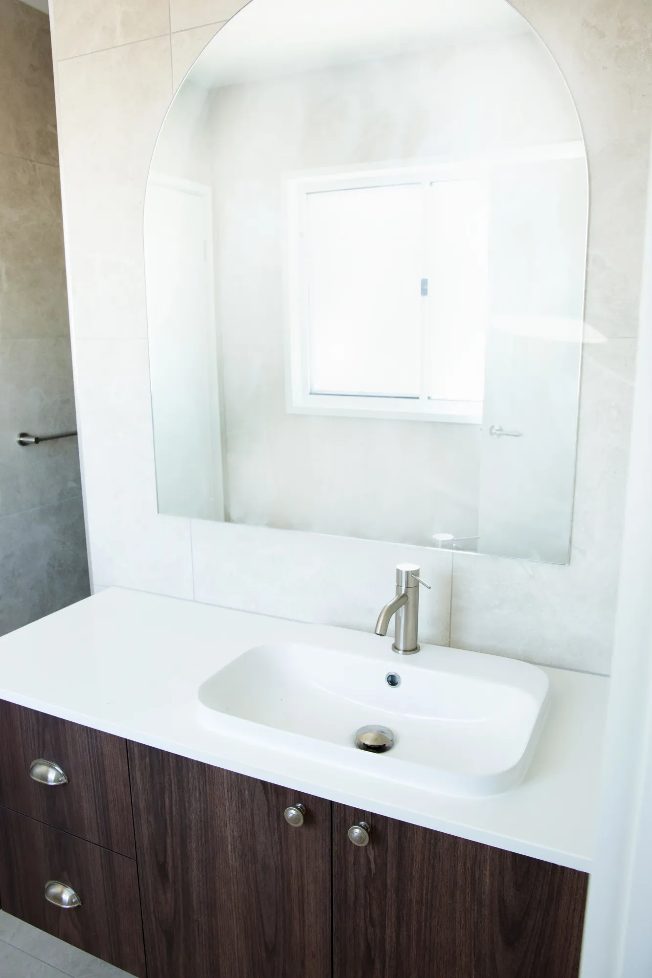 Bathroom sink with mirror